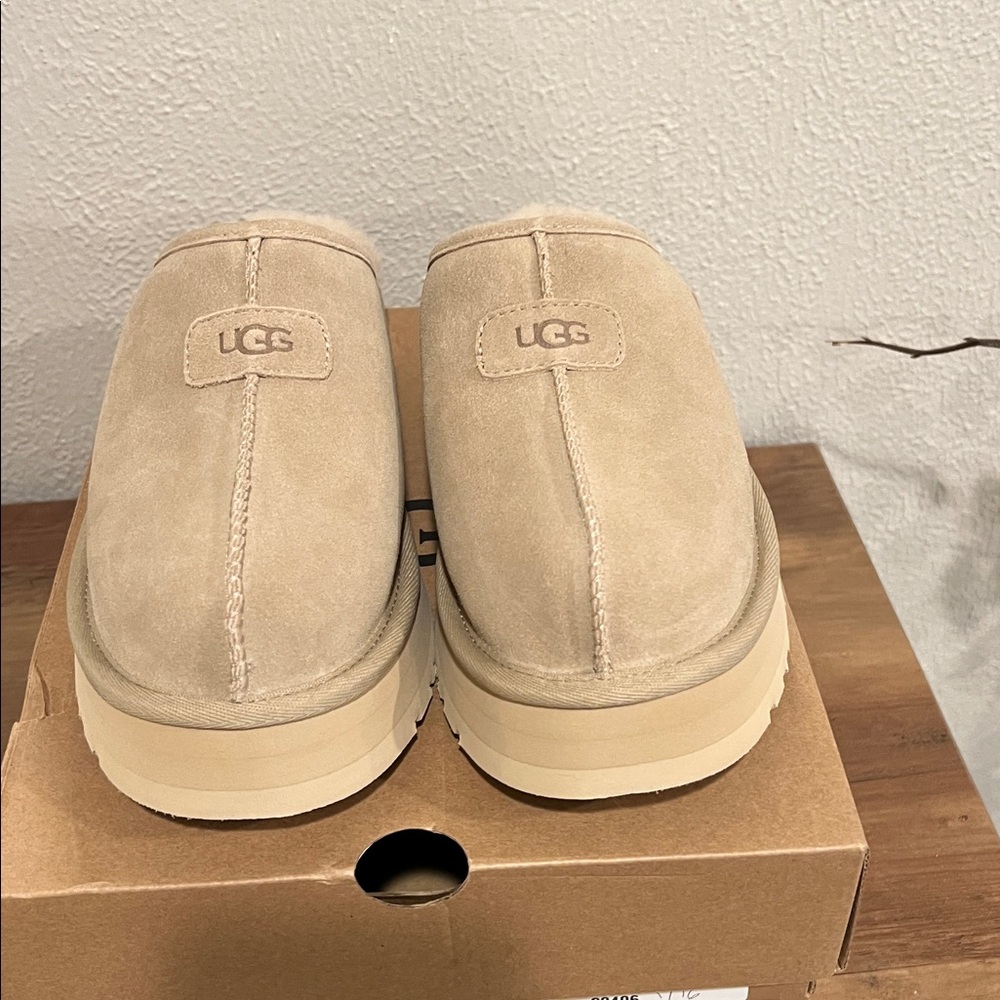UGG Discoquette Slide Slippers in Mdsd. Size 8M. New. These run small. - Picture 2 of 10
